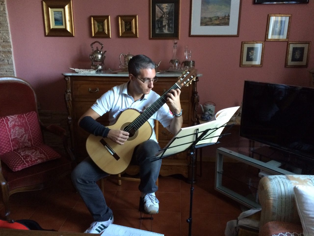 Lascia la chitarra in treno, gliela rubano