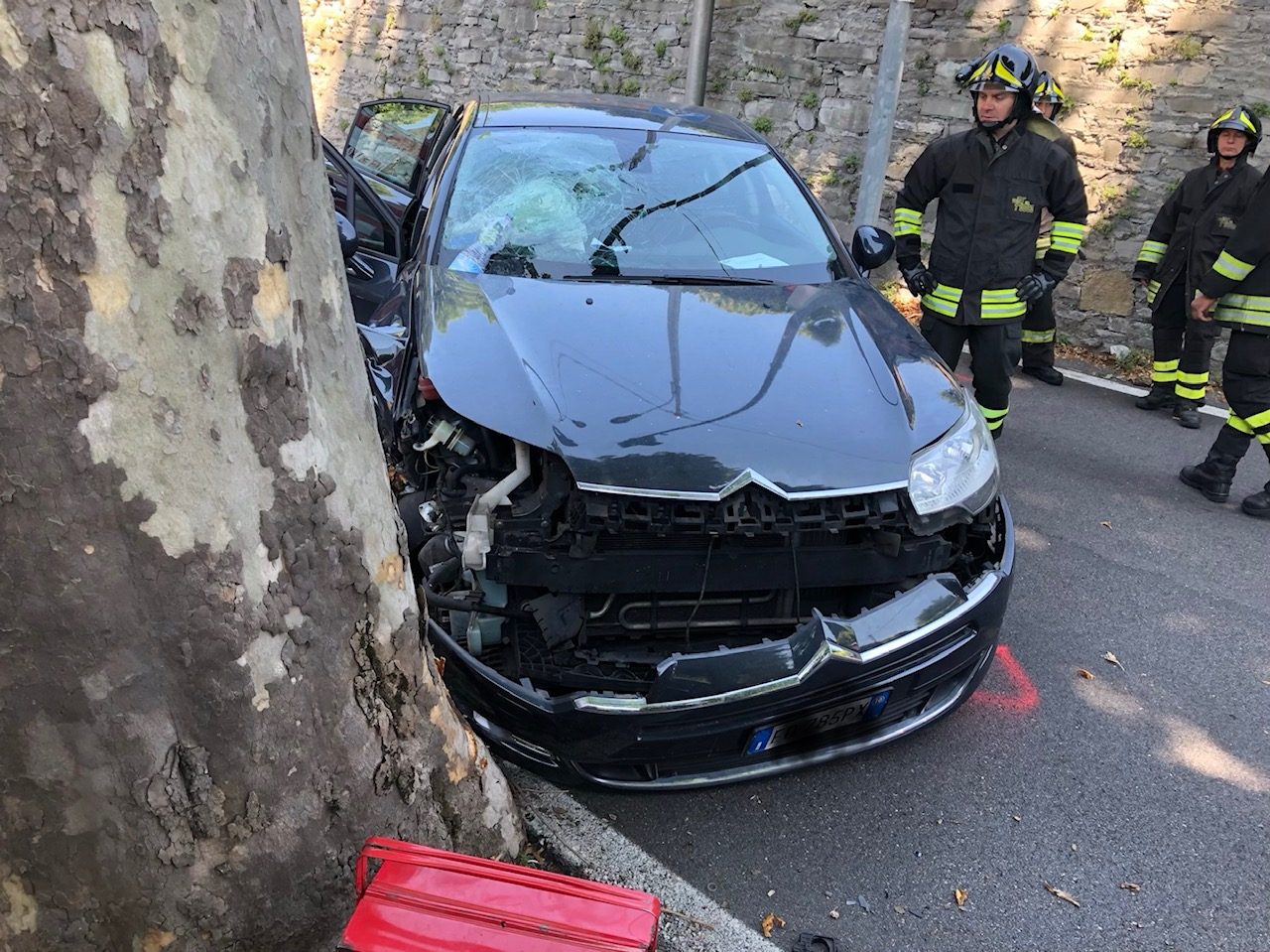 Auto contro un albero, due anziani feriti