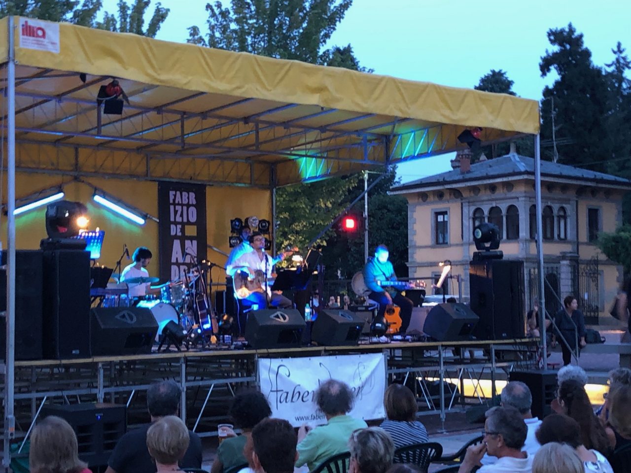 Fabrizio De Andrè, una piazza piena e la magia di canzoni attualissime