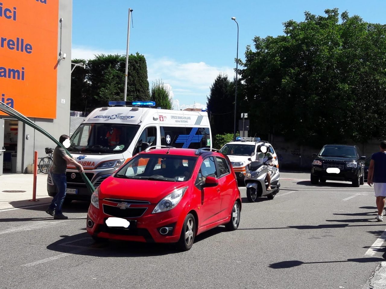 Carate: infortunio al Bricoman, ferita una 35enne