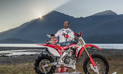 Un pilota da cross tenta il record mondiale sul lago di Como