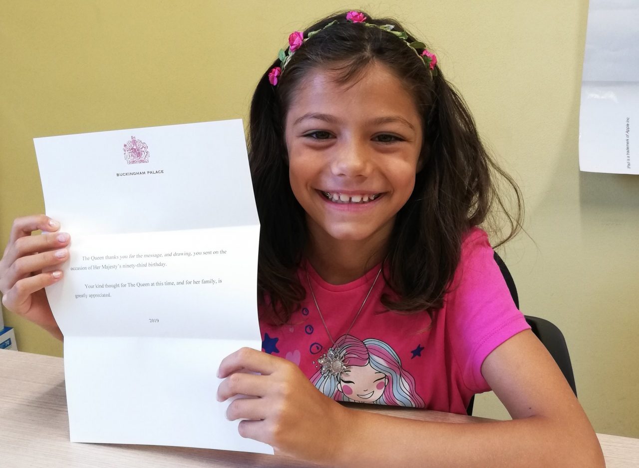 Manda gli auguri alla Regina Elisabetta, sua maestà le risponde STORIE SOTTO L’OMBRELLONE