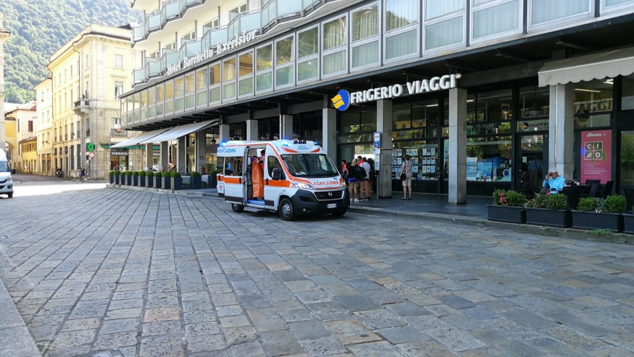 Ubriaca sotto i portici in piazza Cavour