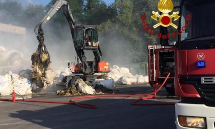 Incendio in un'azienda di gestione rifiuti FOTO