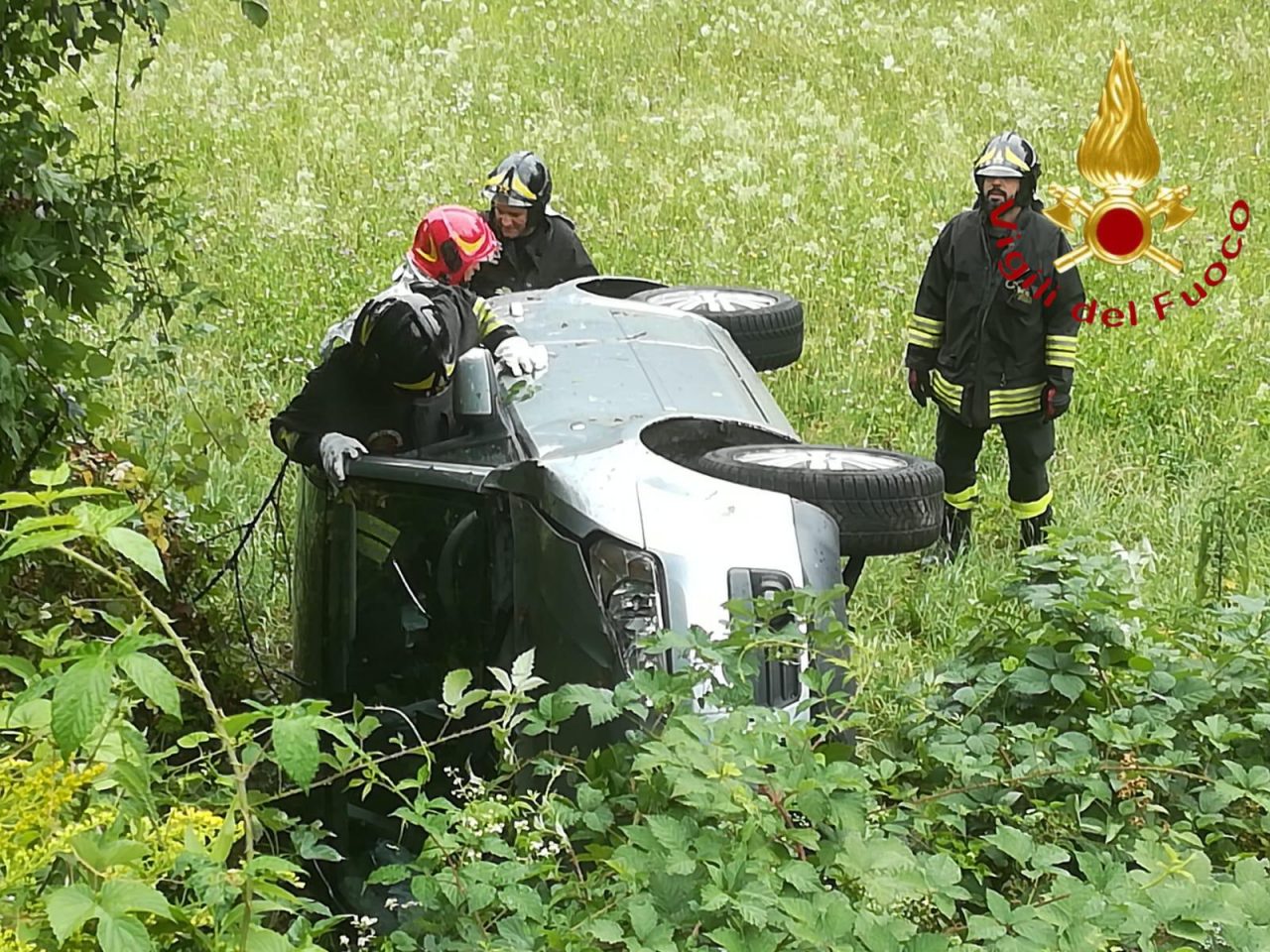 Finisce fuori strada con l’auto a Cadorago FOTO
