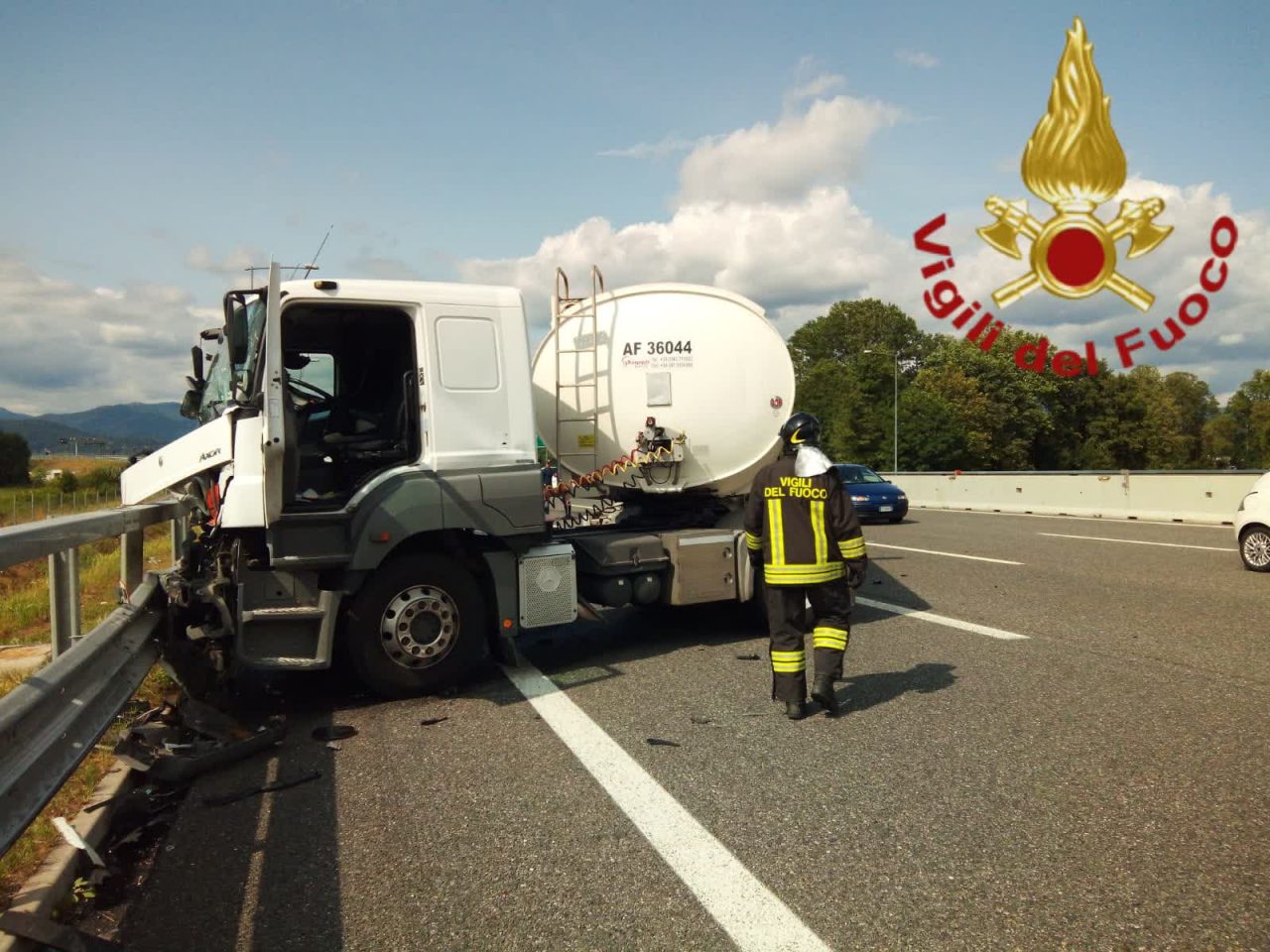 Schianto in autostrada tra un’autocisterna e un camion FOTO