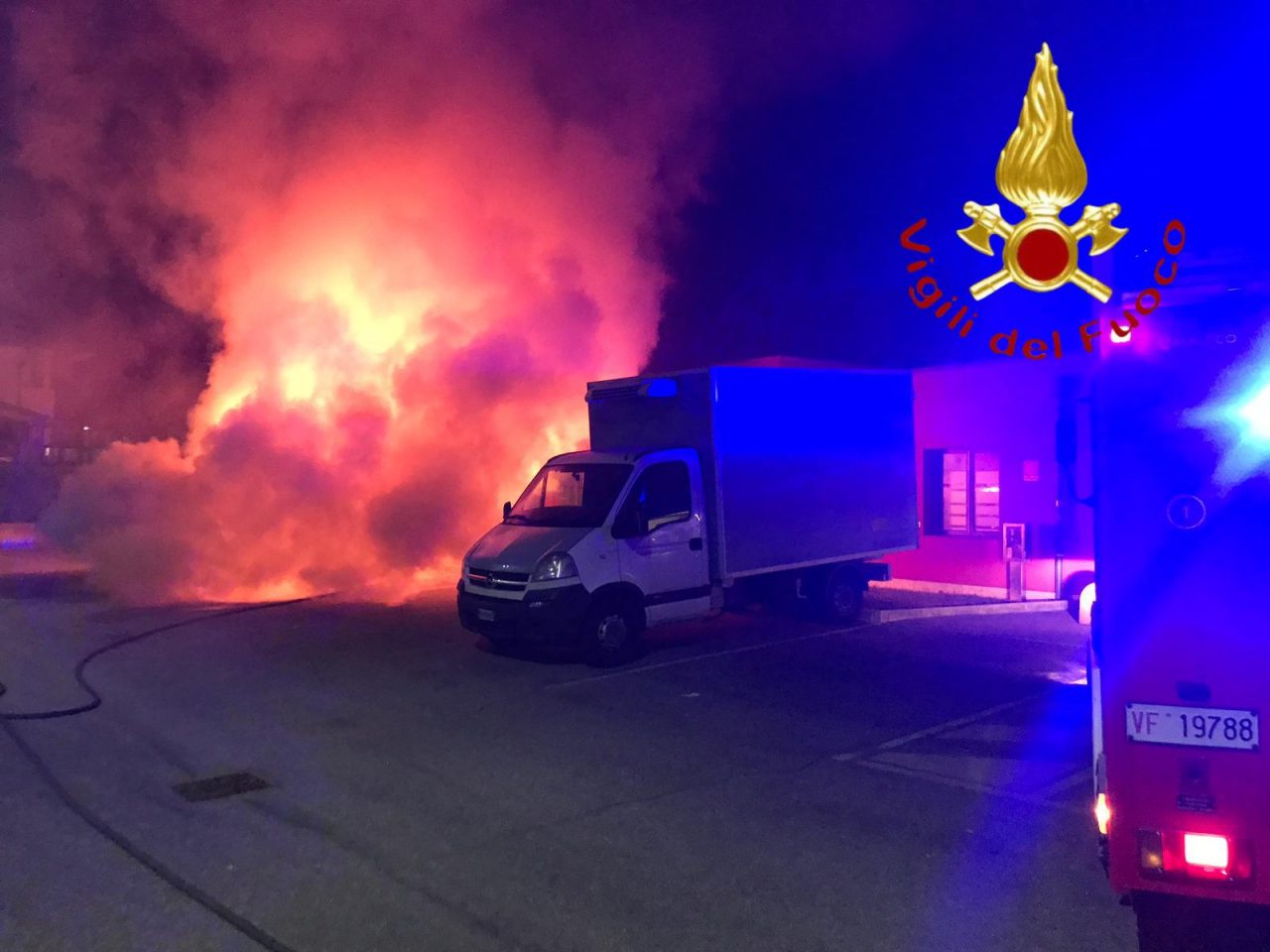 Due incendi nella notte: a fuoco un bar e un’auto SIRENE DI NOTTE
