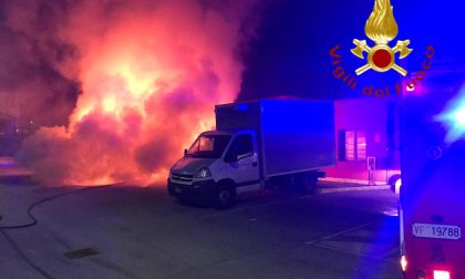 Due incendi nella notte: a fuoco un bar e un'auto SIRENE DI NOTTE