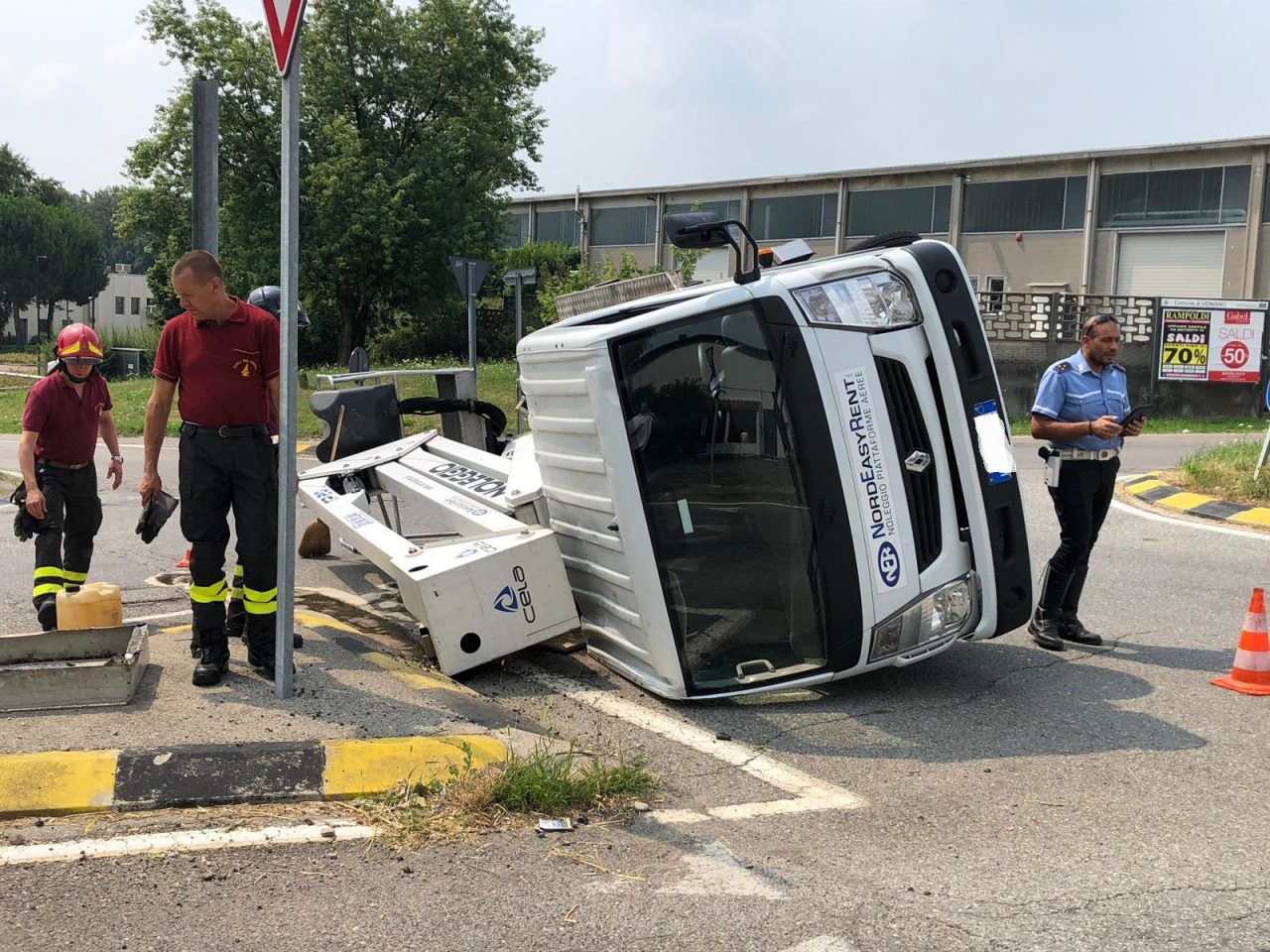 Camion con cestello si ribalta alla rotonda di Veniano FOTO