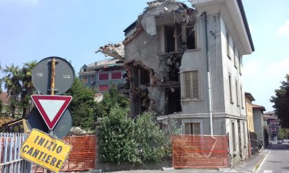 Casa disabitata a Cantù: in corso demolizione