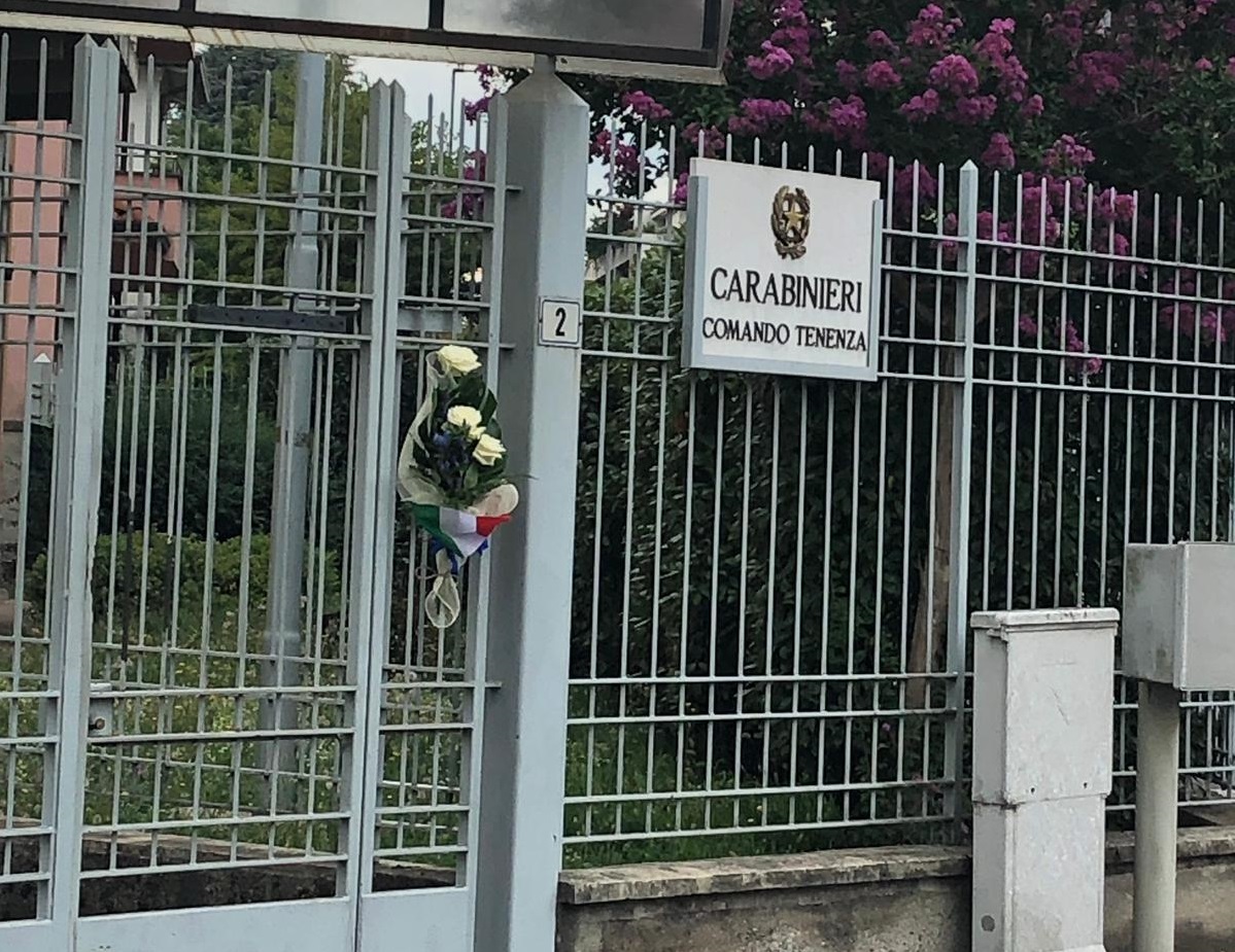 Tre fiori bianchi alla tenenza di Mariano Comense per il Carabiniere ucciso a Roma