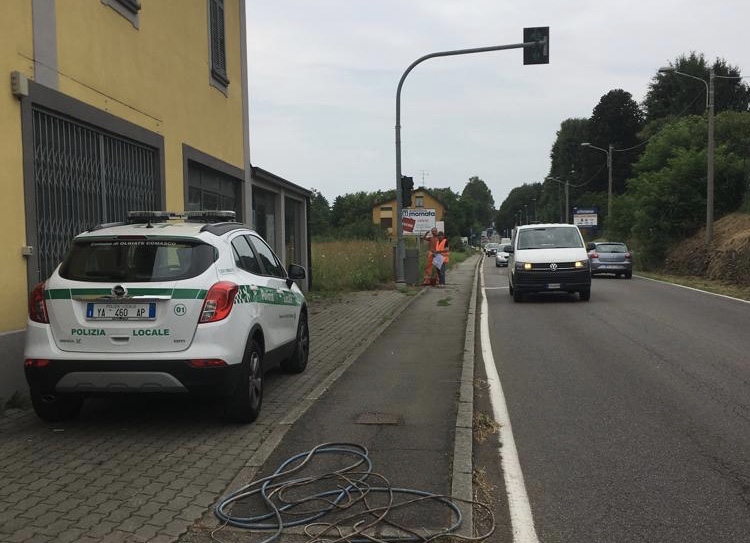 Semaforo in riparazione sulla statale Briantea