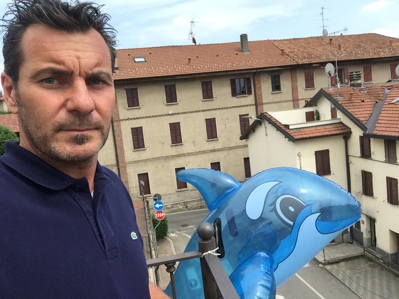 Pesci contro i vandali. E in Municipio spunta addirittura un delfino