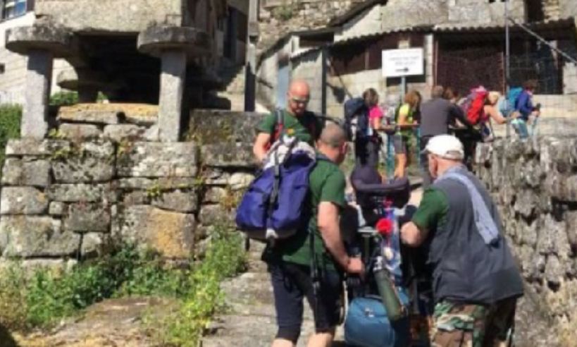 Amici in pellegrinaggio spingono la carrozzina di Piero per 115 chilometri STORIE SOTTO L’OMBRELLONE