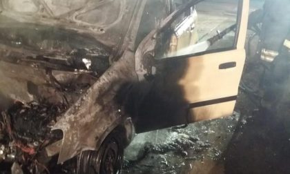Auto distrutta dalle fiamme alla stazione di servizio