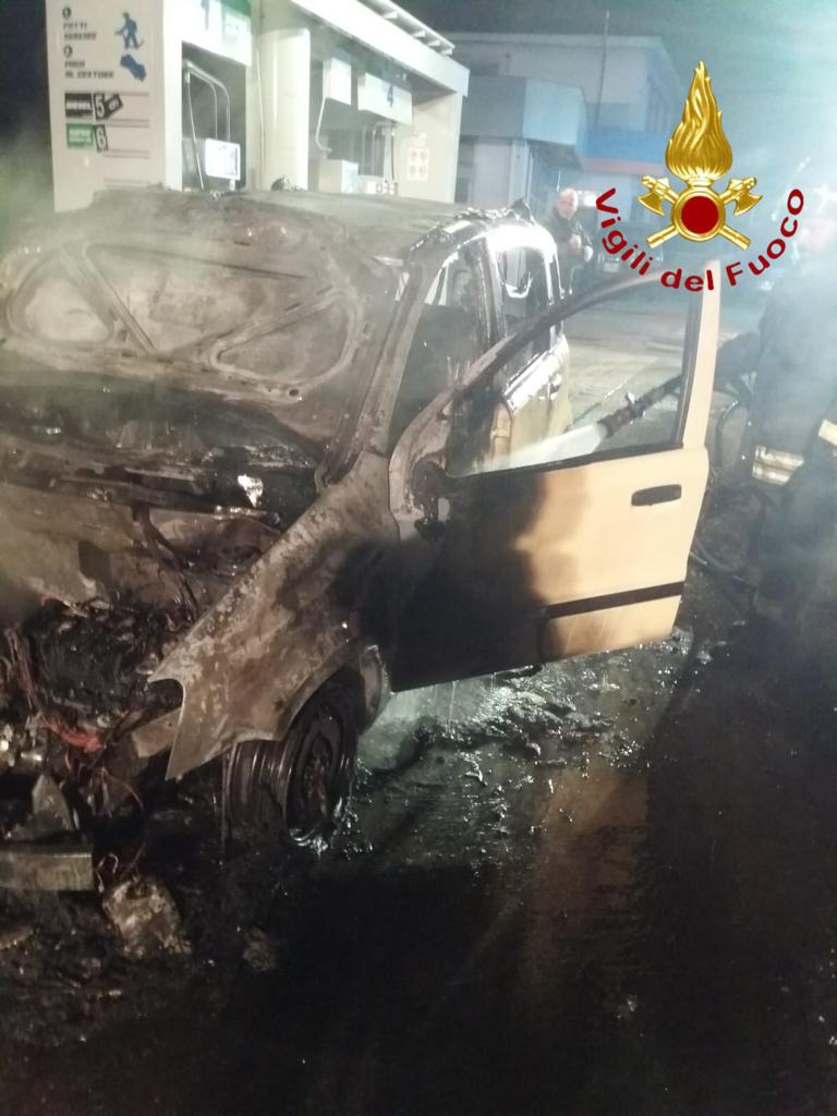Auto distrutta dalle fiamme alla stazione di servizio