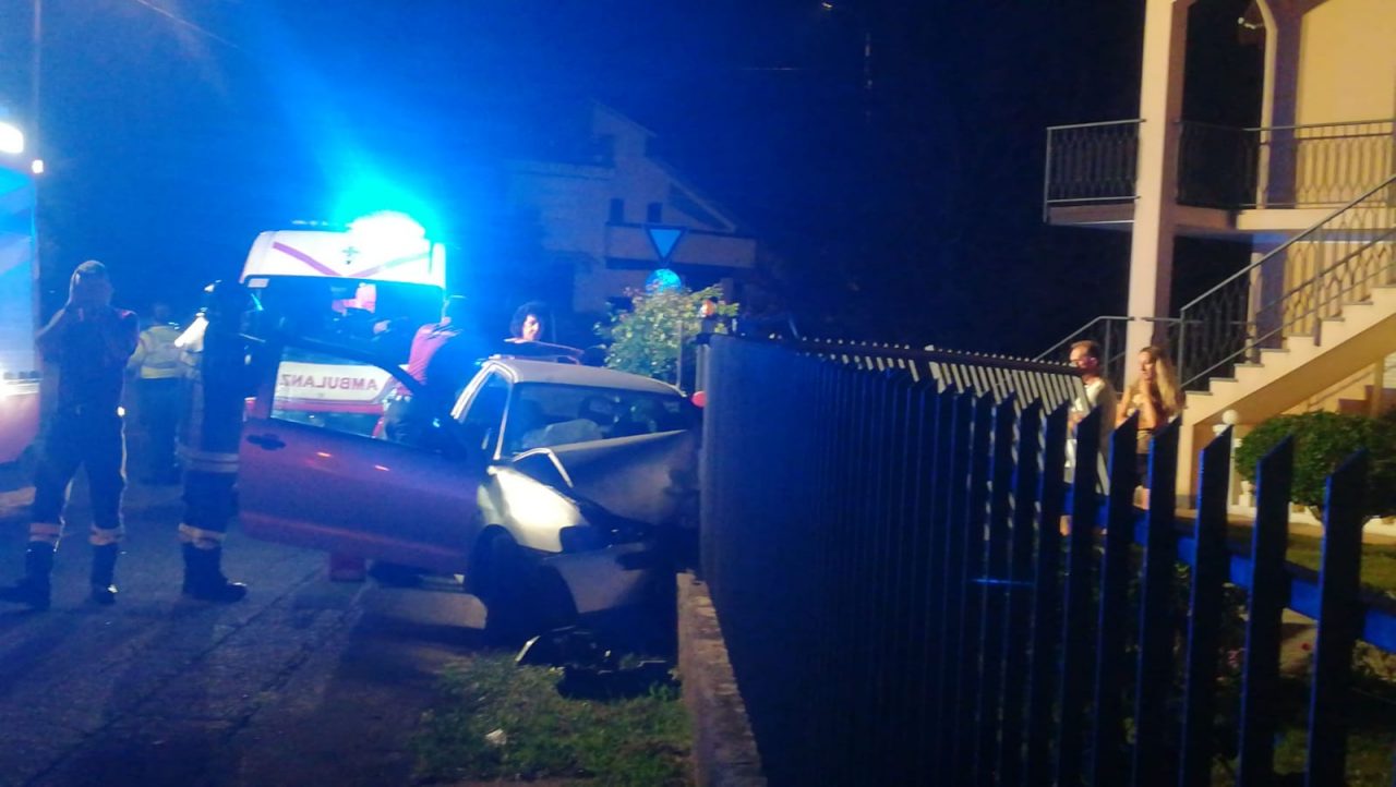 Si schianta contro un cancello: 28enne in ospedale