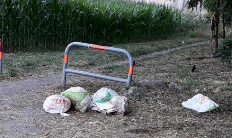 Abbandona i rifiuti ma dimentica la posta: beccato!