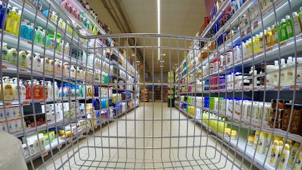 Carrozzina come nascondiglio: si fingeva disabile per rubare al supermercato