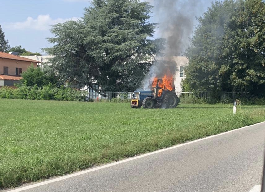 trattore in fiamme olgiate