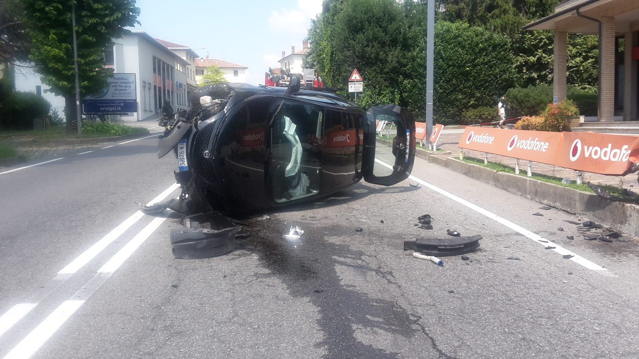 Malore alla guida, si ribalta con l’auto