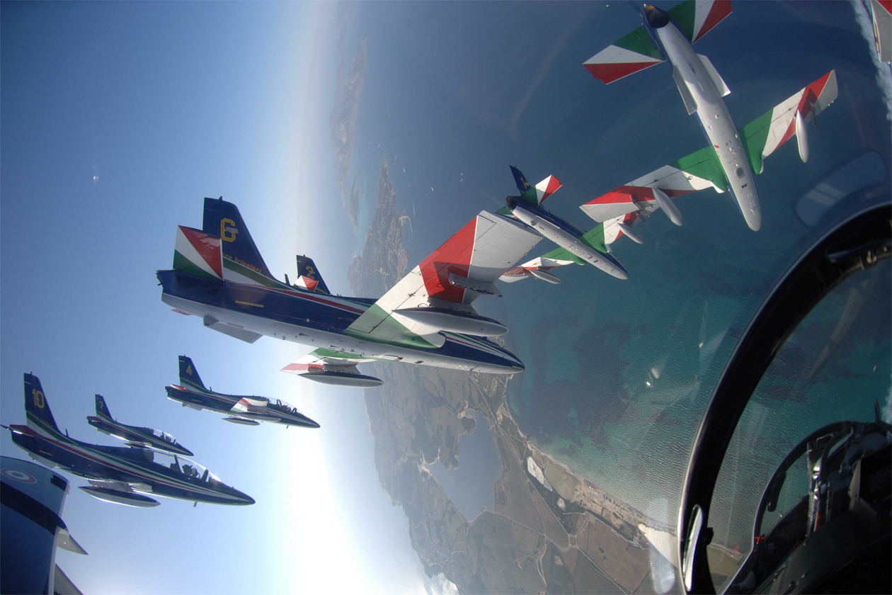 Grande spettacolo sul lago: tutti con la testa all’insù per ammirare le Frecce Tricolori VIDEO