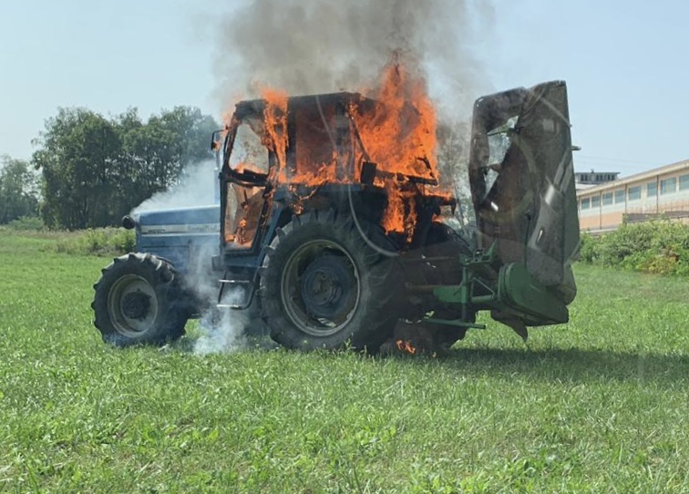 trattore in fiamme olgiate