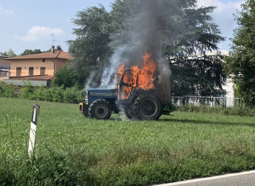 trattore in fiamme olgiate