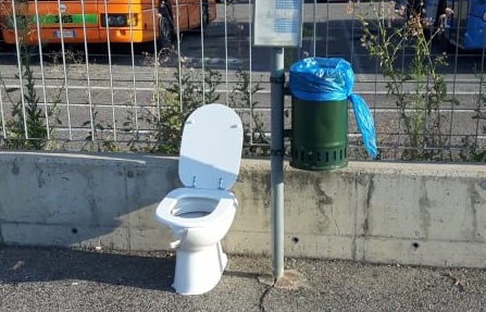 Un water alla fermata del bus di Grandate: inciviltà o provocazione?