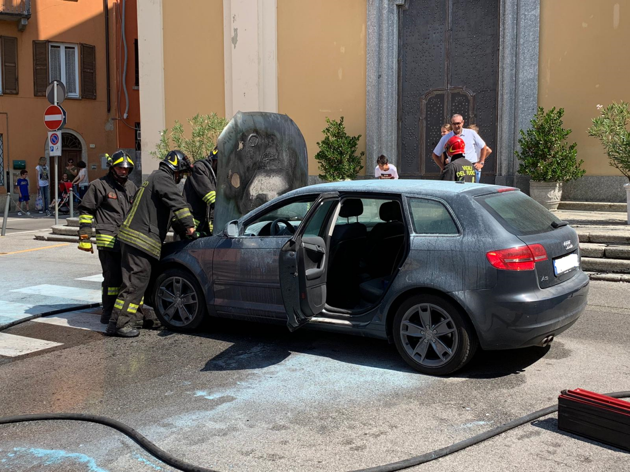 Auto prende fuoco davanti alla chiesa
