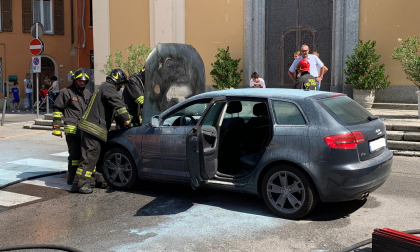 Auto prende fuoco davanti alla chiesa