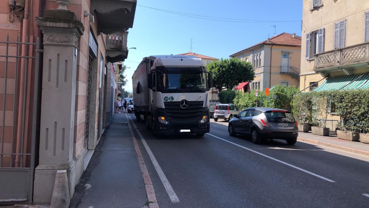 Paura a Olgiate Comasco: tir impazzito e tragedia evitata FOTO e VIDEO