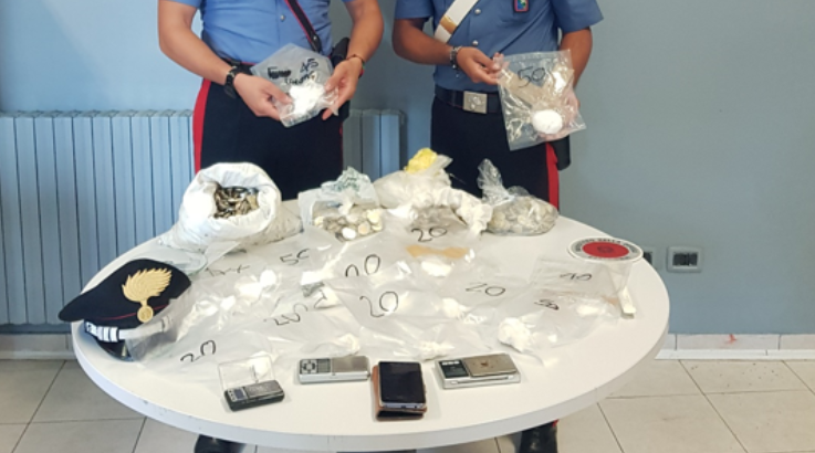Arrestato per spaccio, in casa aveva 4231 monete false