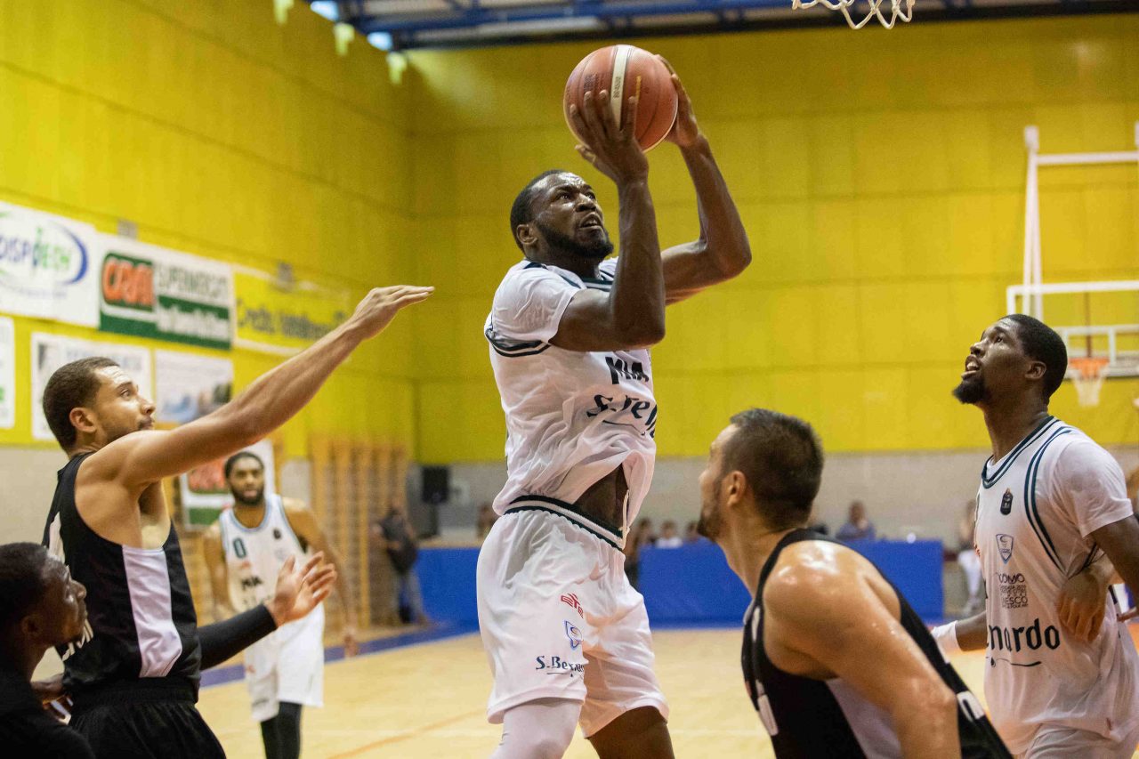 Pallacanestro Cantù altra sfida con la Virtus Bologna