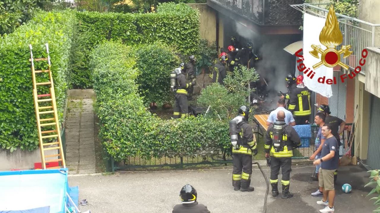 Incendio in via Adua sul posto i Vigili del Fuoco