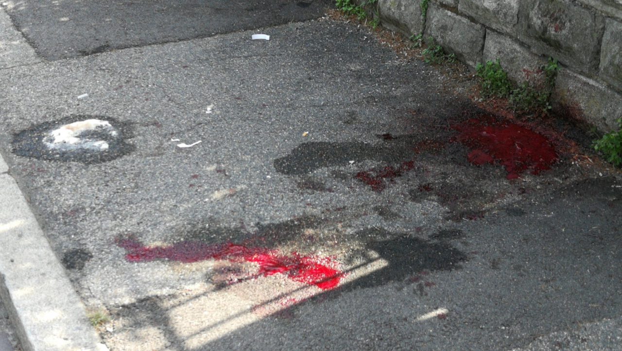 Momenti shock in via Paoli: soccorso un uomo sanguinante gravemente ferito FOTO E VIDEO