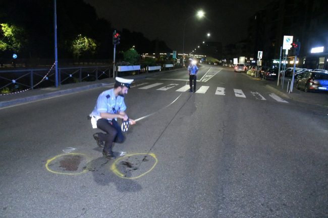 Scooter travolge bimba di 8 anni sulle strisce: è caccia al pirata