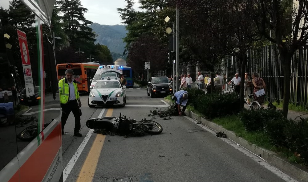 Incidente a Como: due giovani in moto si scontrano con un’auto