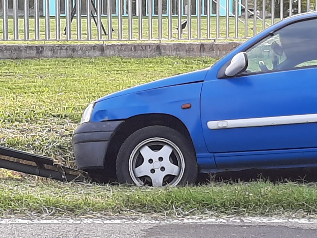 Auto abbatte cartello stradale tra Mariano e Paina FOTO