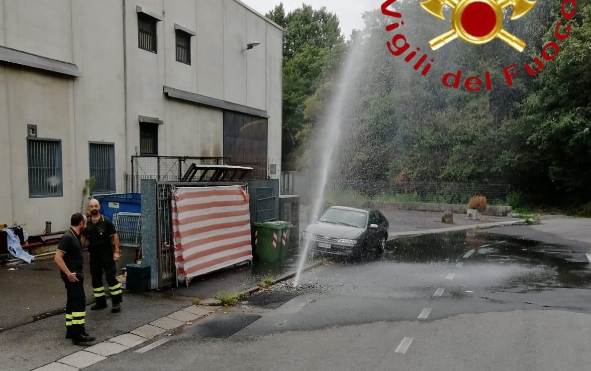 Dispersione idrica a San Fermo, pompieri al lavoro
