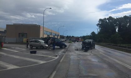 Tre auto si scontrano in via Trieste a Erba