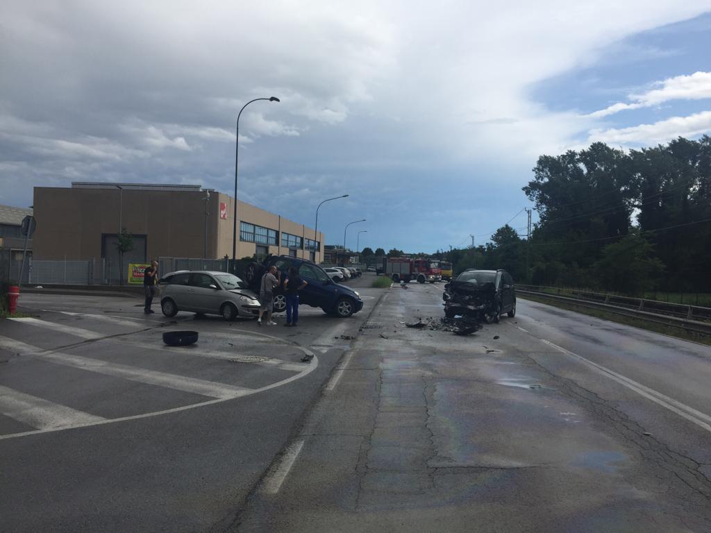Tre auto si scontrano in via Trieste a Erba