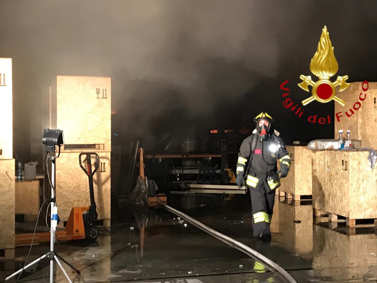 Incendio capannone a Cabiate: mobilitazione dei Vigili del Fuoco SIRENE DI NOTTE