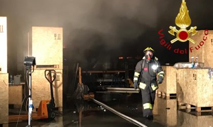 Incendio capannone a Cabiate: mobilitazione dei Vigili del Fuoco SIRENE DI NOTTE