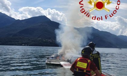 Barca in fiamme: si tuffa nel lago per salvarsi