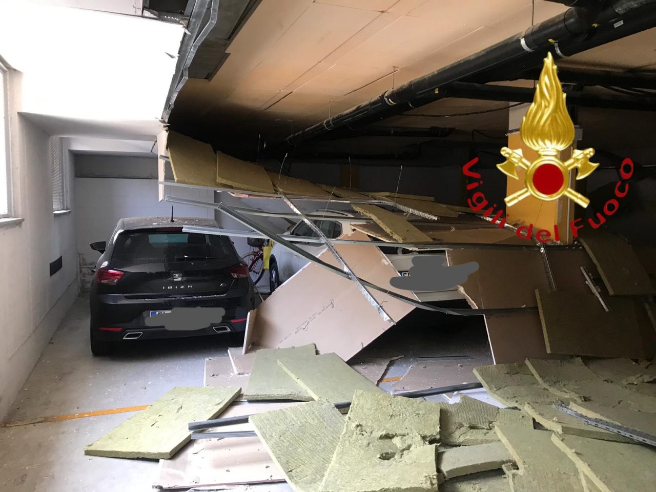 Crolla controsoffitto di un’autorimessa a Como FOTO