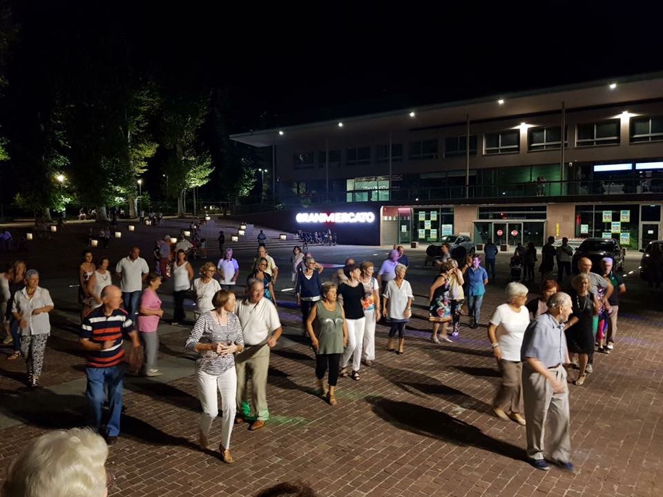 Balli in piazza contro la calura estiva