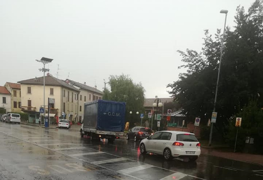 Il maltempo si abbatte sul Comasco: allagata la piazza di Vighizzolo