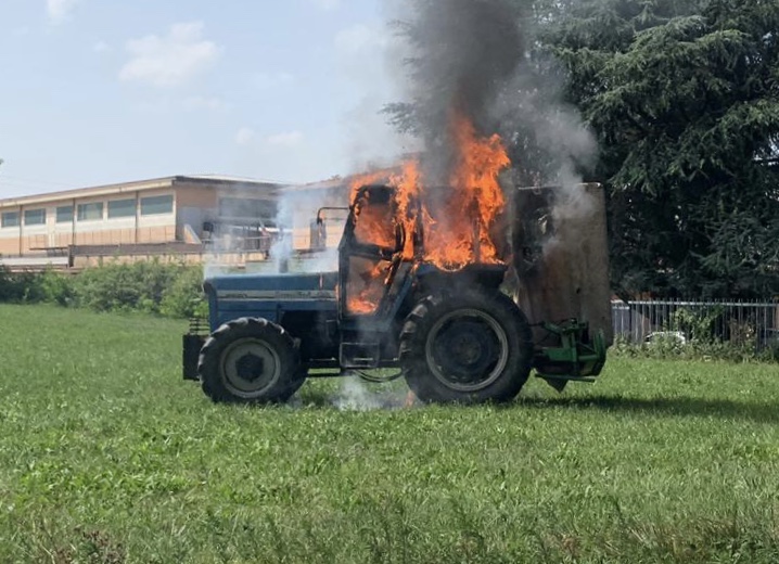 trattore in fiamme olgiate