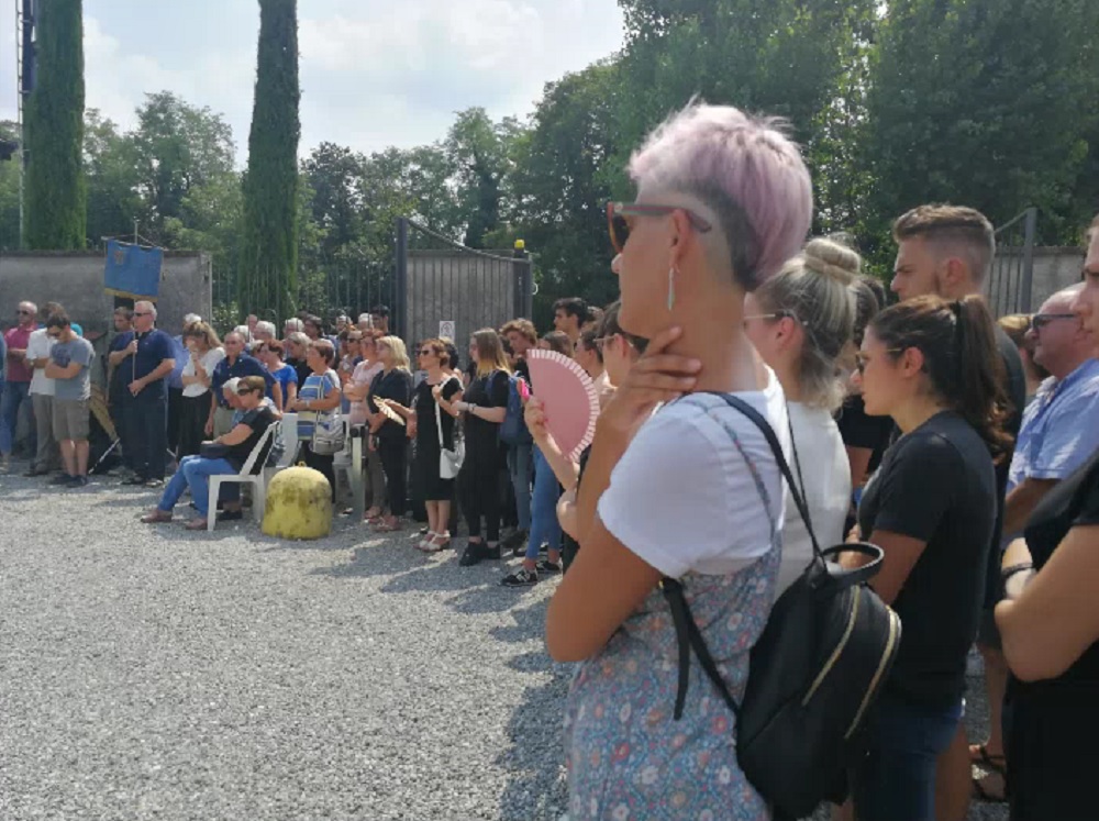 Una folla ha dato l’ultimo saluto al giovane alpinista Elia Baraldi